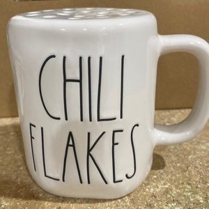 NWOT Rae Dunn Chili flake shaker